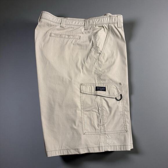 Wrangler Men's Khaki Cargo Shorts Size 40 Waist With A 10” Inseam. Look unworn - Picture 2 of 5